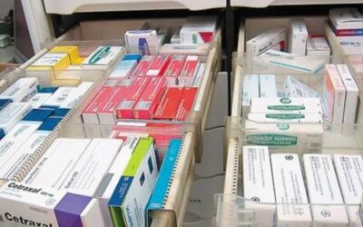 Ven sobredemanda en farmacias por escasez en sector público.