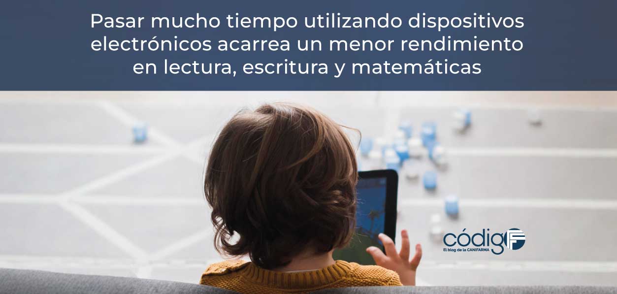 Pasar mucho tiempo utilizando dispositivos electrónicos acarrea un menor rendimiento en lectura, escritura y matemáticas